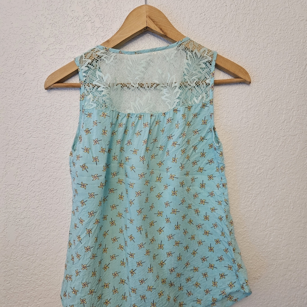 Edge Pinwheel Button/Lace Tank - Picture 3 of 5